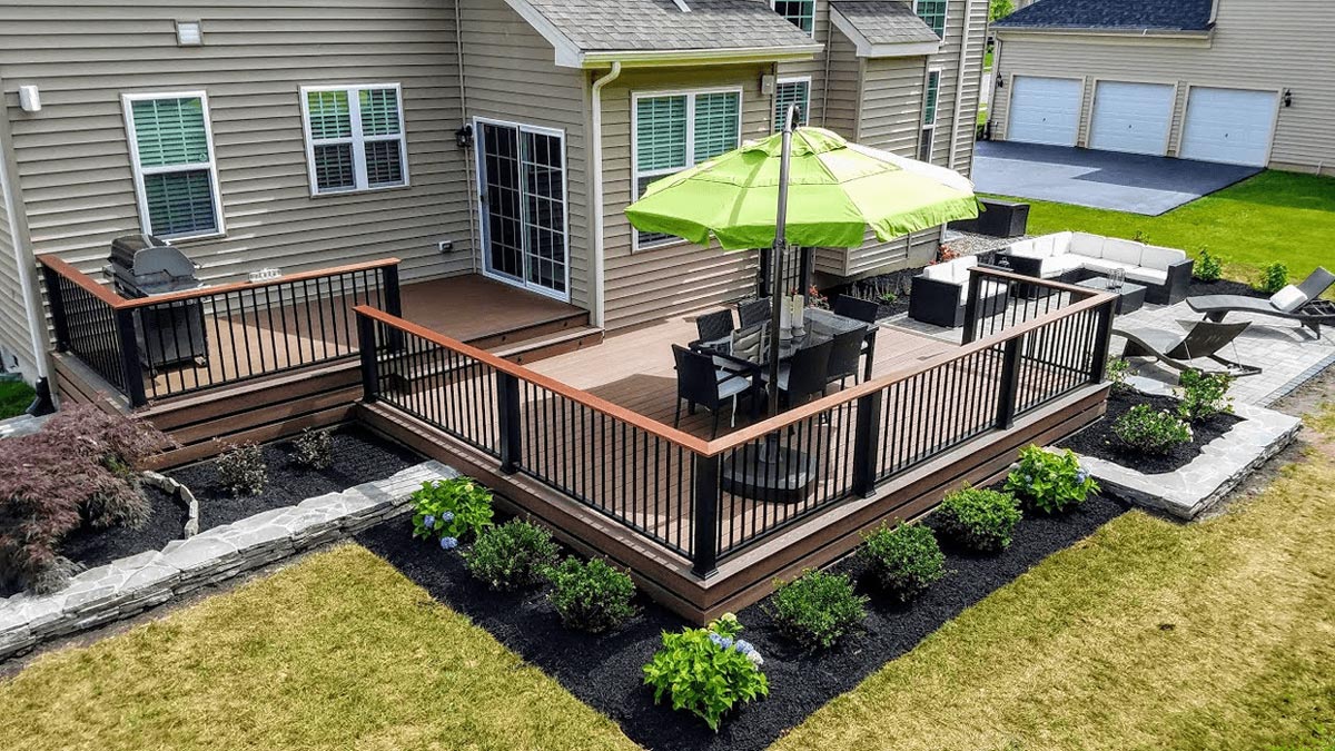 Decks & Outdoor Living